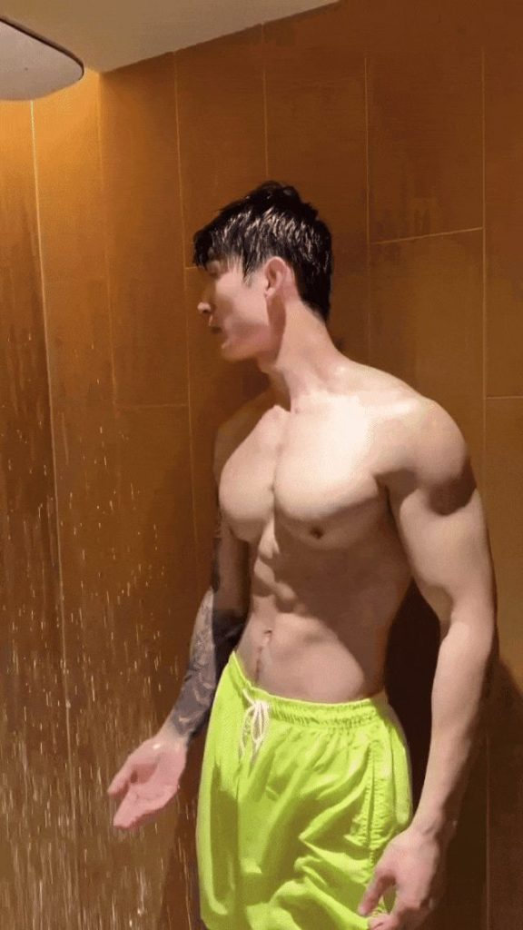 拍过双男主短剧的肌肉帅哥,洗澡小视频已疯传