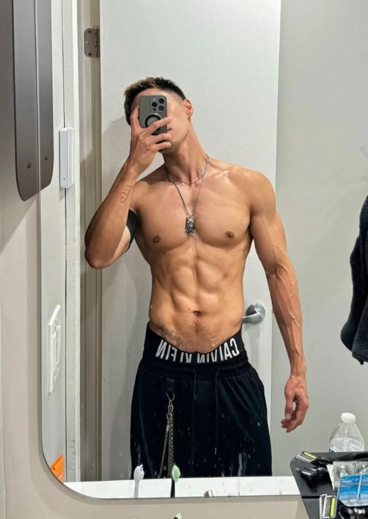 拍过双男主短剧的肌肉帅哥,洗澡小视频已疯传