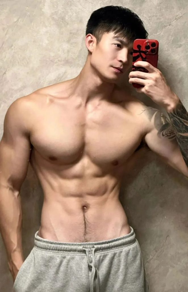 拍过双男主短剧的肌肉帅哥,洗澡小视频已疯传