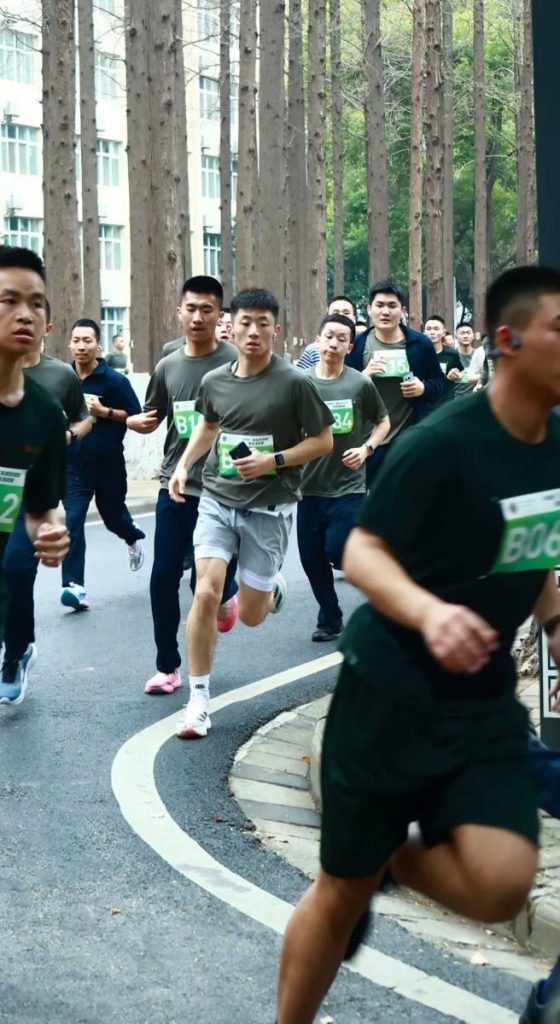武汉体育学院的体育生小哥,穿灰裤子好看!