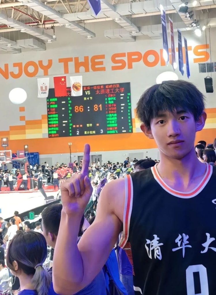 清华大学体育生长什么样?黑皮小腹肌满意吗?