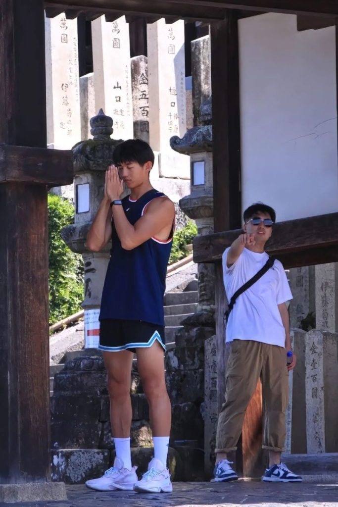 清华大学体育生长什么样?黑皮小腹肌满意吗?