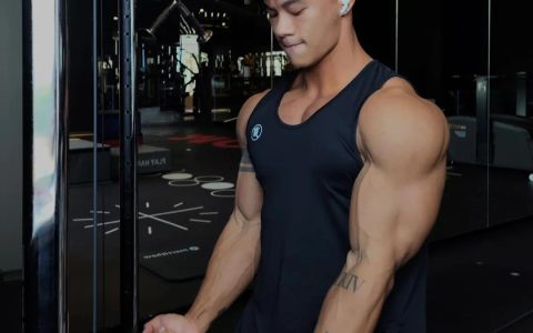 来自广州的健身网红，自信展示花瓣肩葫芦臂超大胸和布满小腹格子腹，这肌肉身材好的过分了