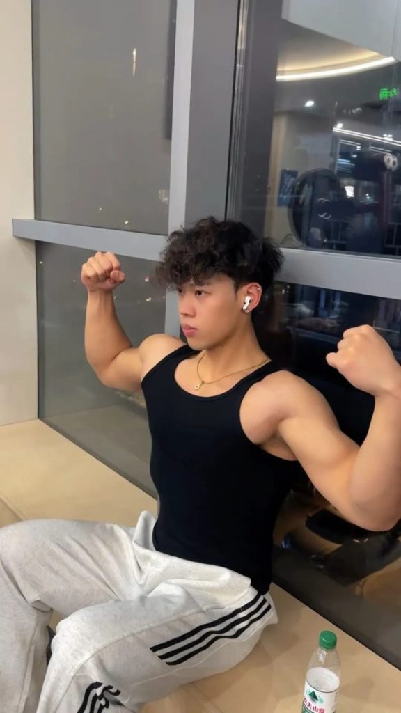这个抖音4W粉的博主!?也被男记者采访了…
