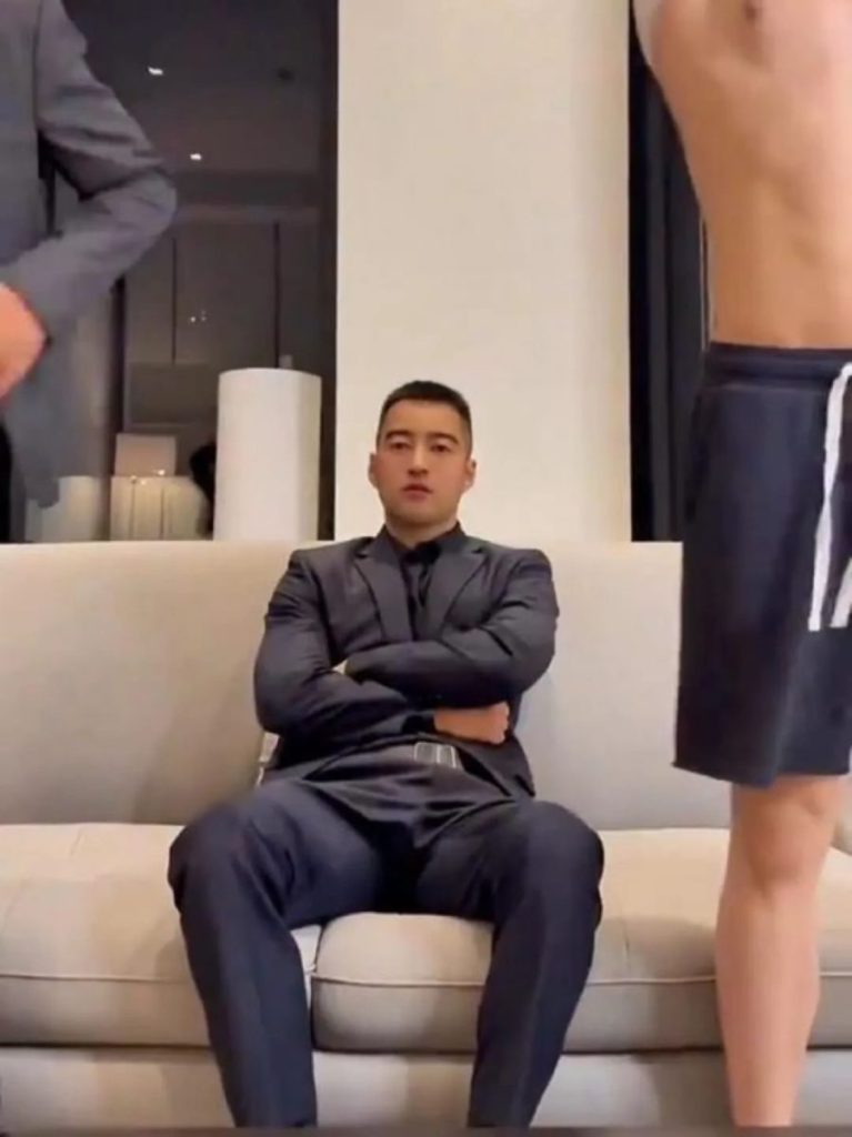 突发|网H八块腹肌被抓!肿么回事?