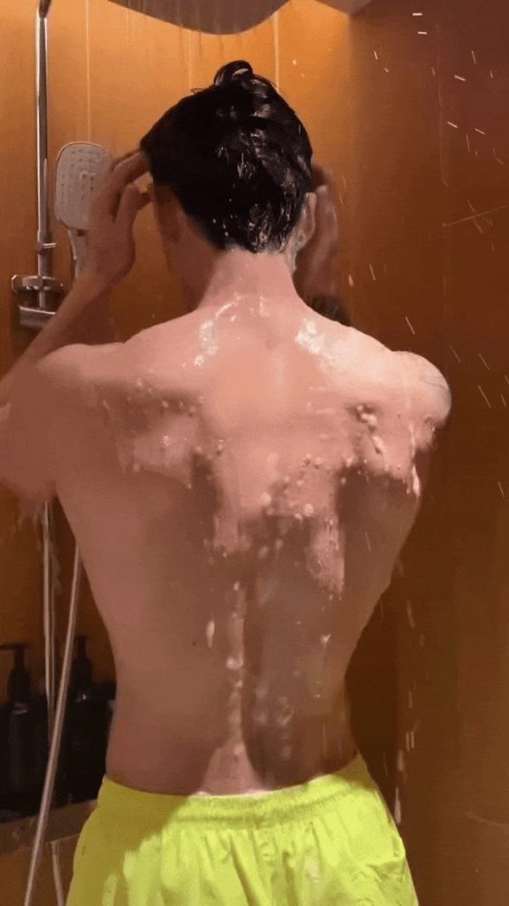 拍过双男主短剧的肌肉帅哥,洗澡小视频已疯传