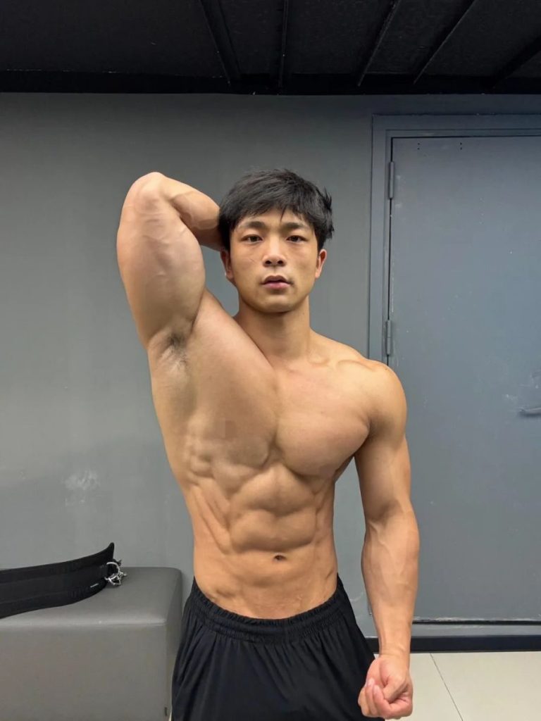 又有网红直男教练!推特自愿被采访视频高达40分钟…
