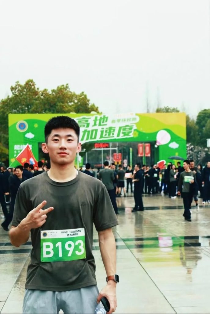 武汉体育学院的体育生小哥,穿灰裤子好看!
