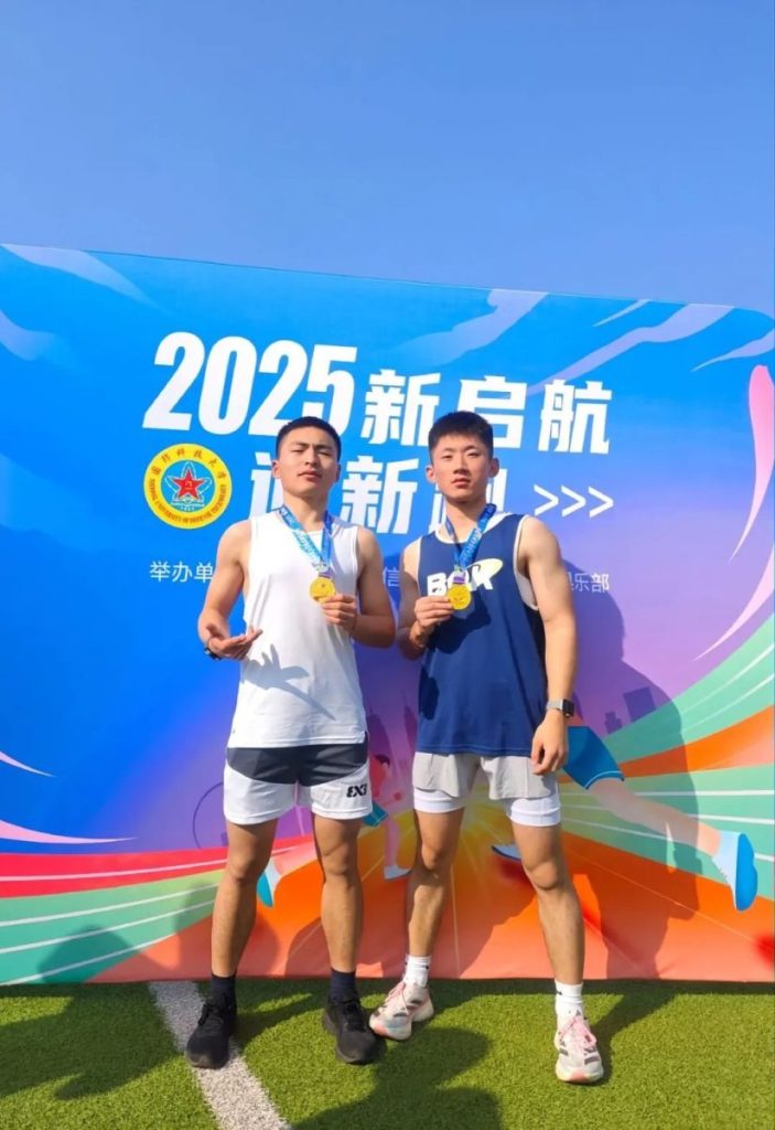 武汉体育学院的体育生小哥,穿灰裤子好看!