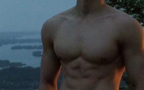 肌肉男大撞脸宏翔走红，这胸肌比宏翔大了好几个维度啊！