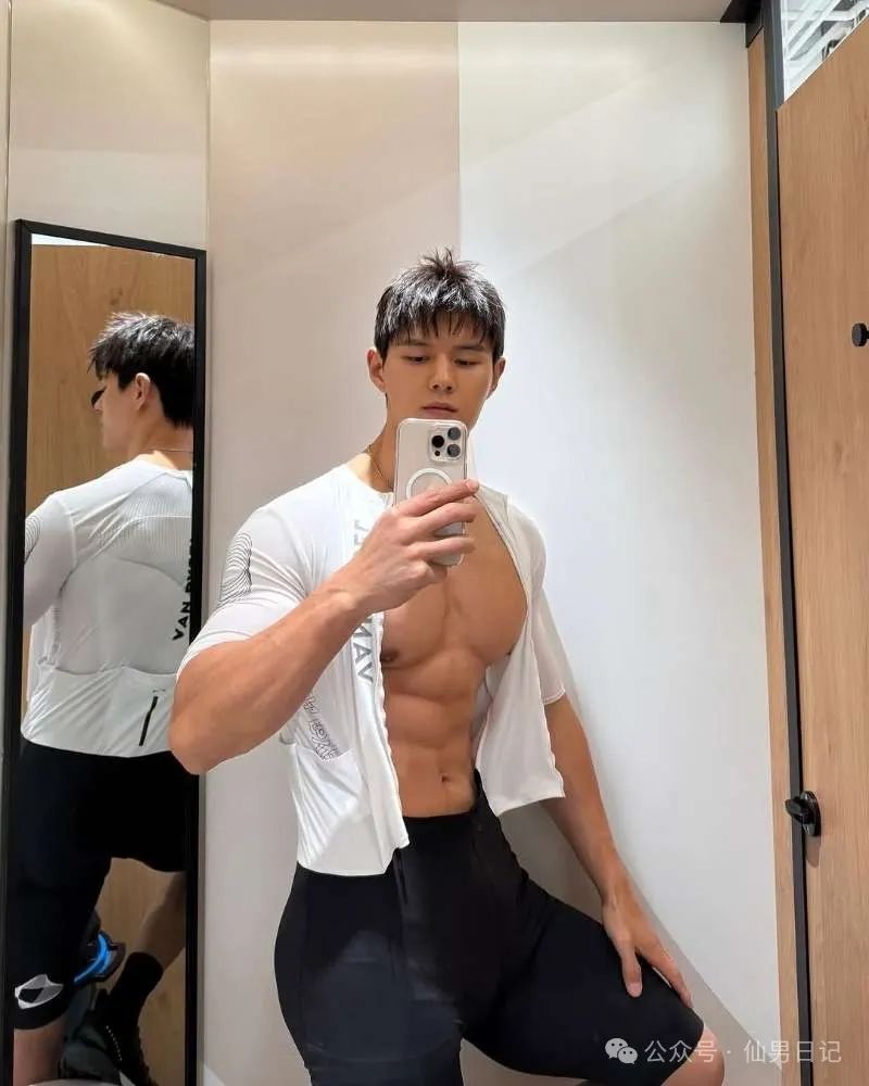 市场行情不好,体育生男模靠内裤圈粉……