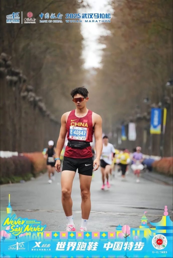 清华大学体育生长什么样?黑皮小腹肌满意吗?