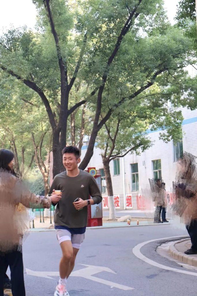 武汉体育学院的体育生小哥,穿灰裤子好看!