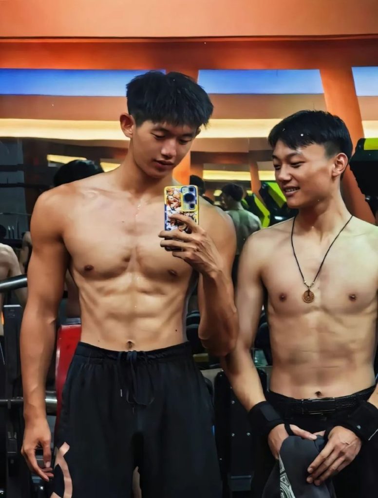 清华大学体育生长什么样?黑皮小腹肌满意吗?