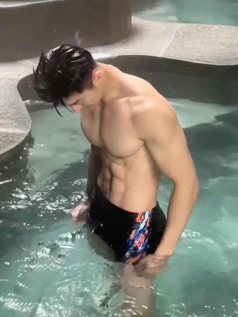 拍过双男主短剧的肌肉帅哥,洗澡小视频已疯传