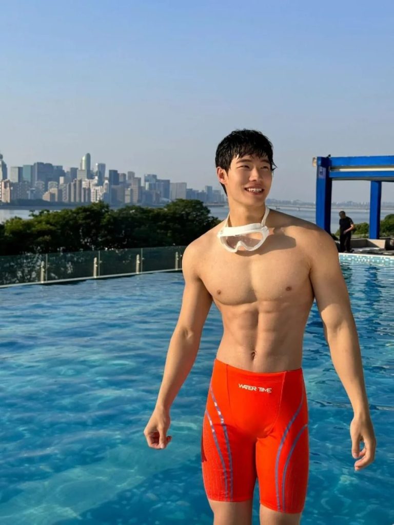 内裤男模在ins上脱成这样,网友惊呼:他在国内不这样啊!
