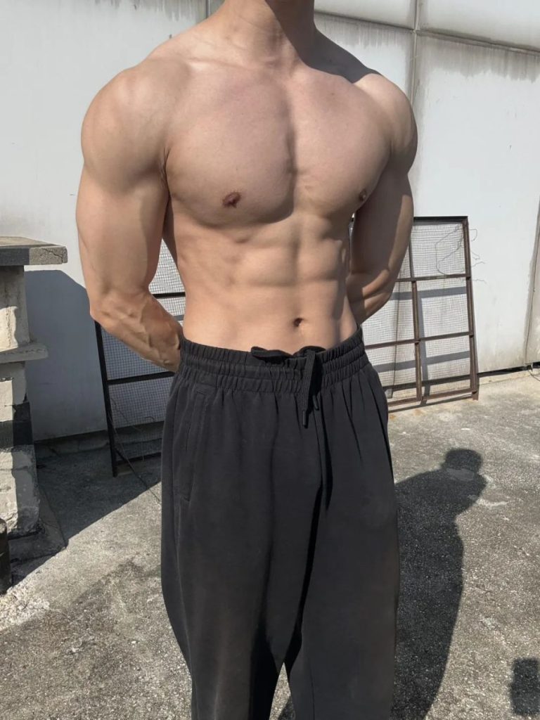 26岁北京自由健身教练,晒泵感肌肉,砖头胸格子腹还有牛蛙臂,这身材可以制霸健身房了