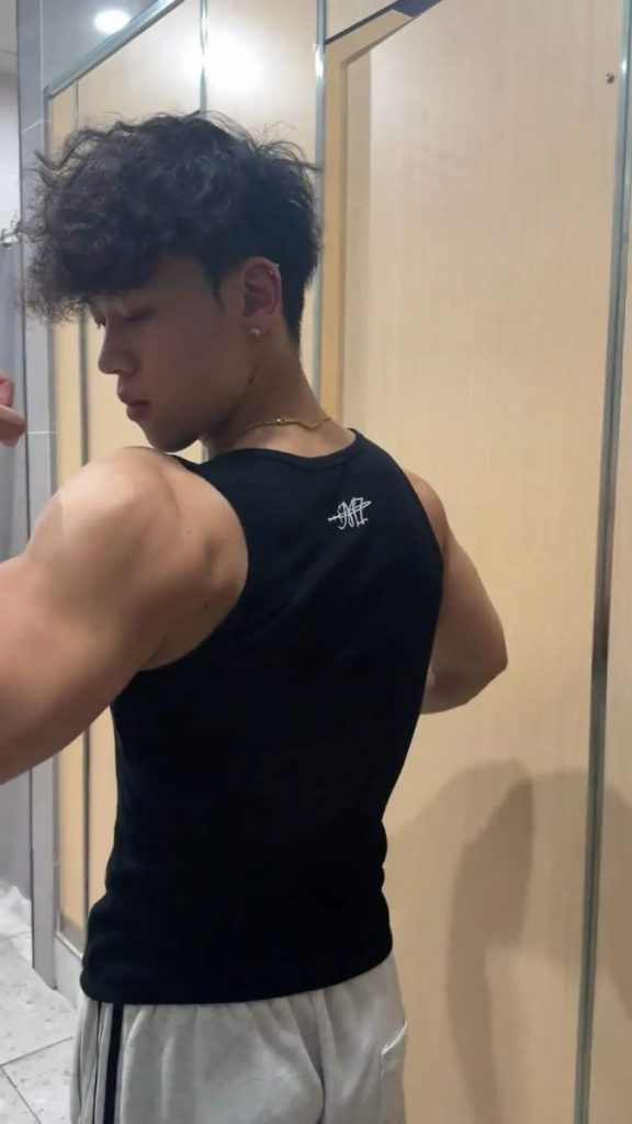 这个抖音4W粉的博主！？也被男记者采访了…