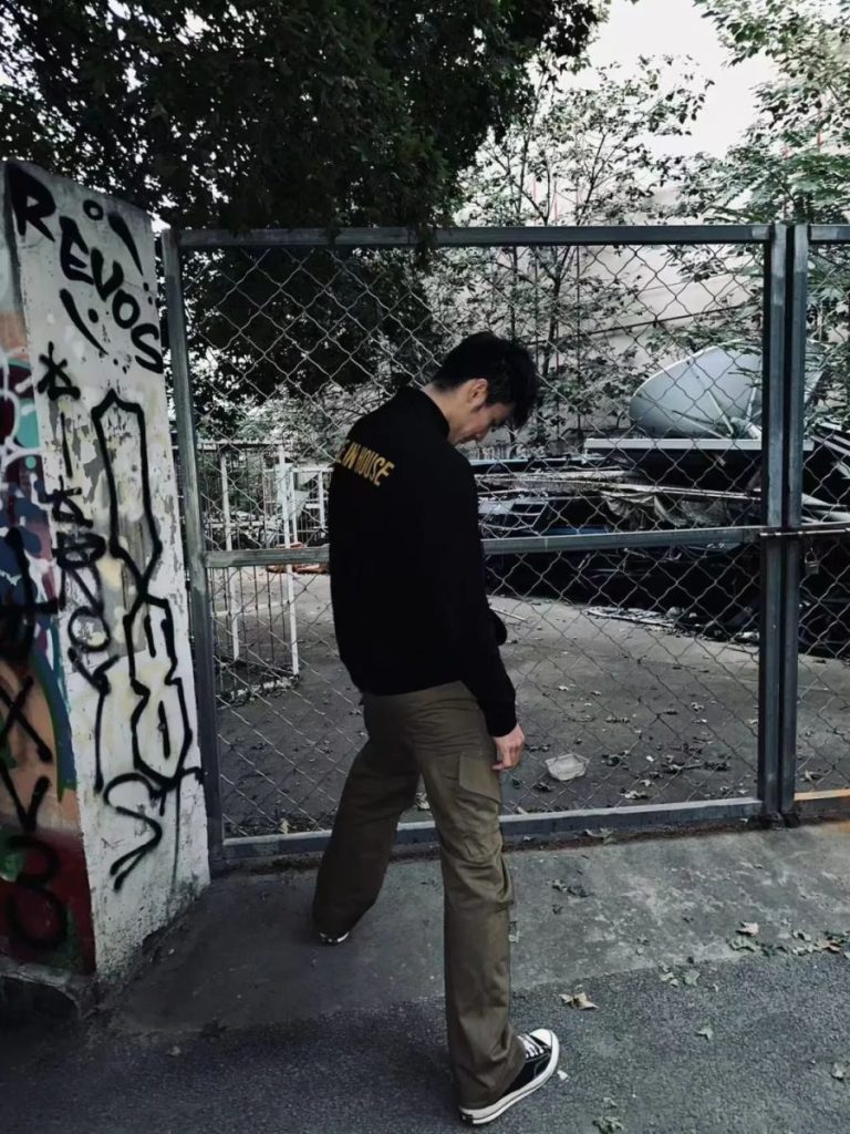 篮球运动员换鞋被偷拍,网友惊喜:比杨鸣还有那味…